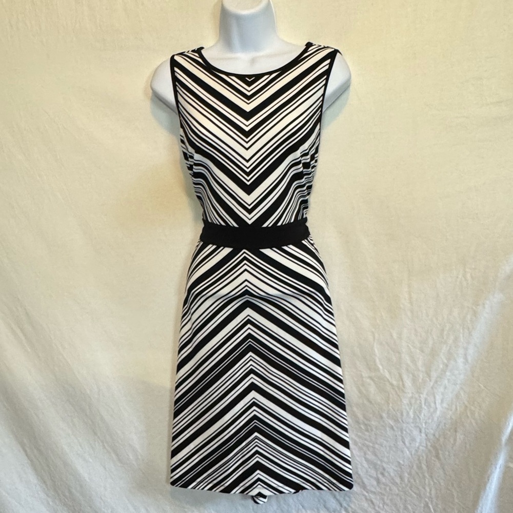D-38 ILE‎ New York Black and White Striped Sleeveless MIDI Summer Dress Size 8